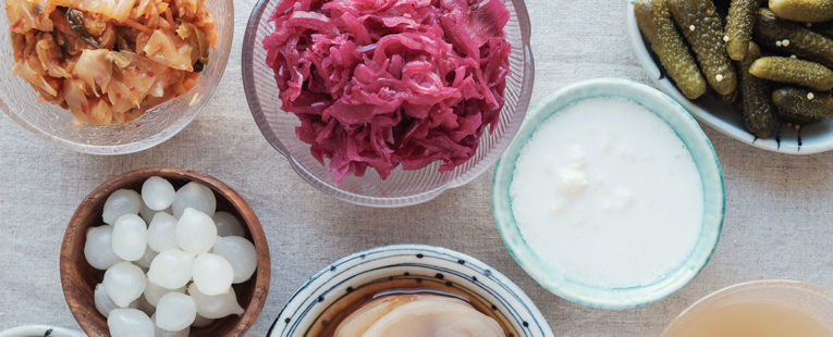examples of foods with probiotics, including pickled pearl onions, yogurt, saurkraut and pickles