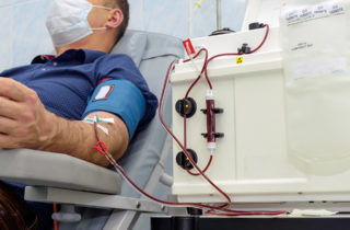 Man donating blood to help COVID-19 patients