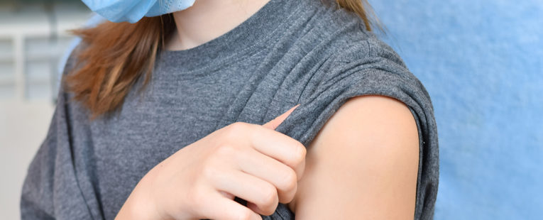 teen getting COVID-19 vaccine