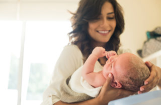 how to bathe a newborn, mom bathing newborn baby