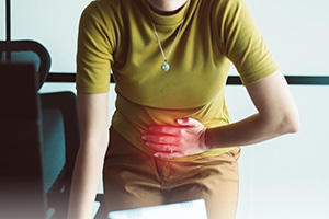 Woman with pelvic pain in office.