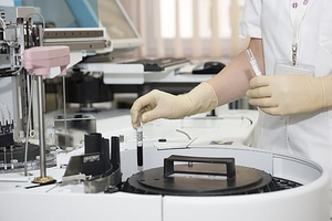 Lab blood analysis for reduced price health screenings